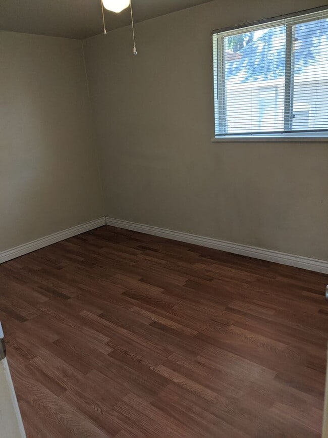 Building Photo - West Wash Park 2/1 Lots of Light, Mountain View and Reserved Parking!!