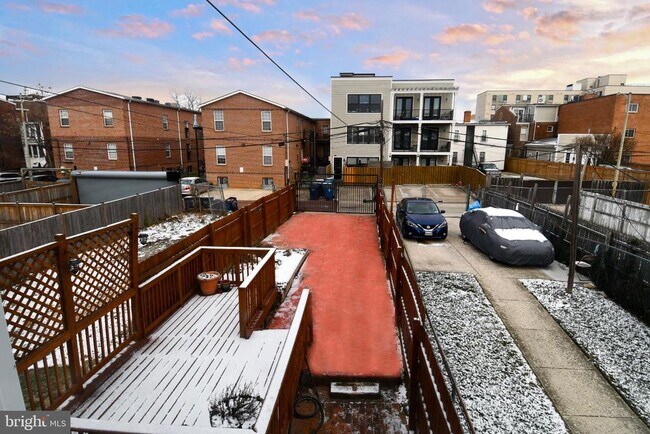 Building Photo - 737 Morton St NW