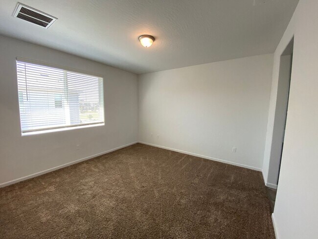 Building Photo - Corner lot Woodside Home in NW Visalia com...