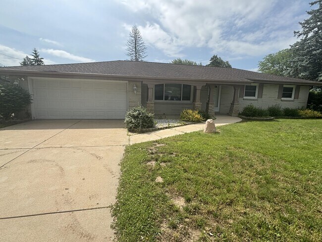 Building Photo - S90W22665 Loretto Ln