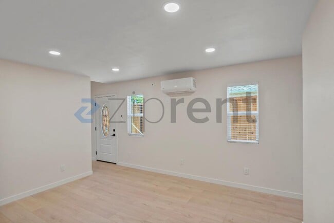 Building Photo - Unit A