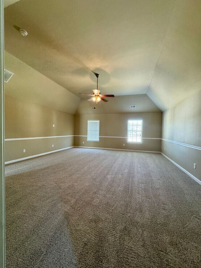 Building Photo - This beautiful 4-bedroom, 2.5-bath home Move-in ready and is waiting for you!