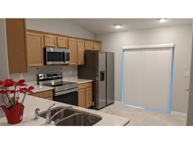Building Photo - Spacious 4 bedroom/2 bath/ 2 car garage Duplex. www.WeRentSunshine.com