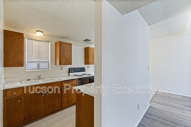 Building Photo - 4246 E Pima St