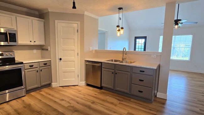 Building Photo - Beautiful home just minutes to Medina Middle School with Lawn care included