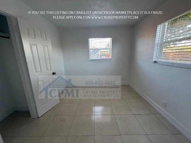 Building Photo - The perfect corner House with 3 beds 2 bat...