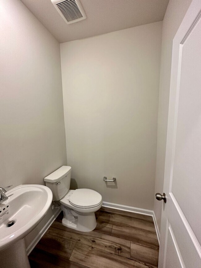 Building Photo - 4BR/3.5 Bath Townhouse in Prime Ballantyne Location; Great Schools