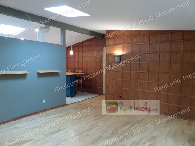 Building Photo - RARE FIND! Adorable 3-Bedroom Mid-Century Home in Great Des Moines Location!!