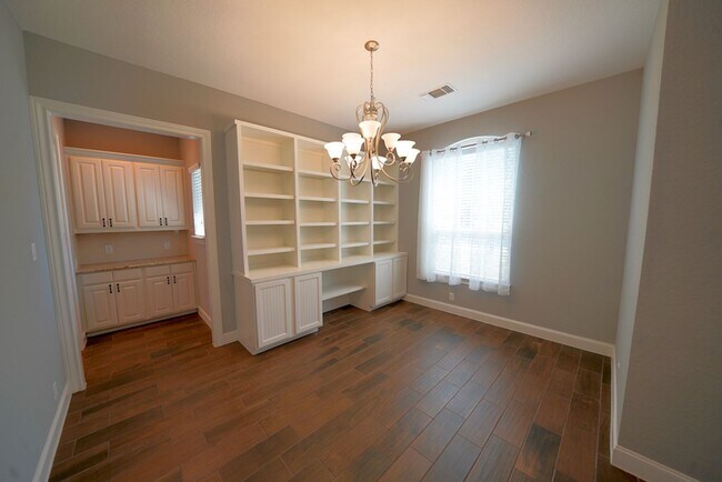 Building Photo - Executive Style Rental Now Available in Bo...
