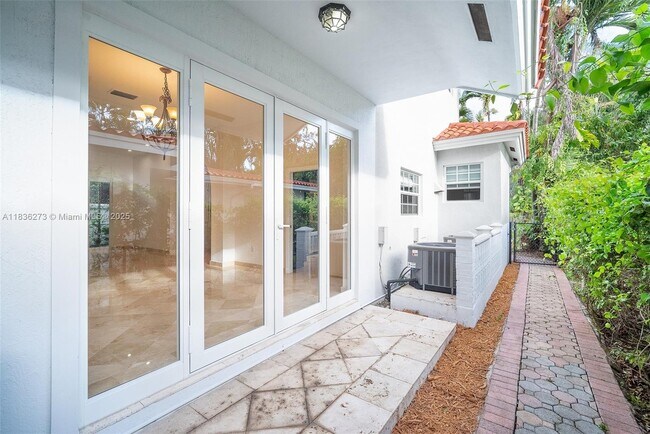 Building Photo - 1135 Asturia Ave