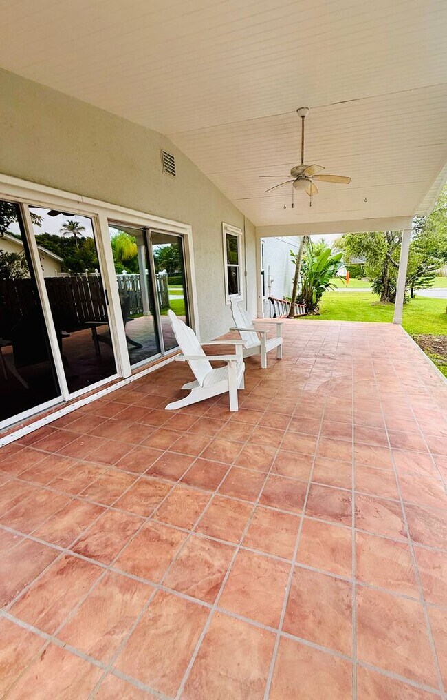 Building Photo - Boater's Dream: 4/2.5/3CG home in exclusiv...