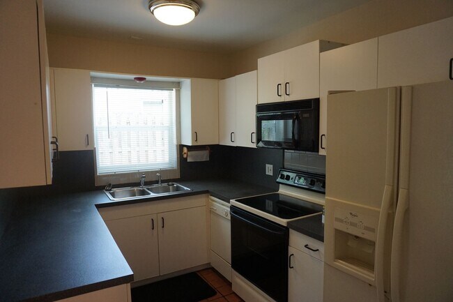 Building Photo - Beautiful 3 Bedroom House Behind Midtown