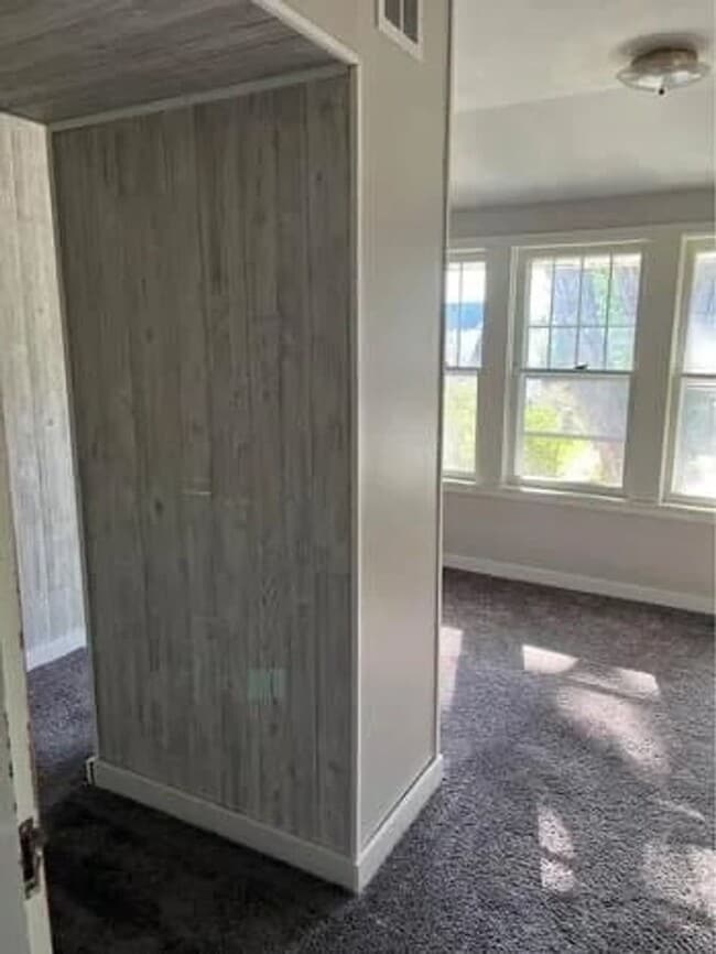 Building Photo - 406 S 6th Ave