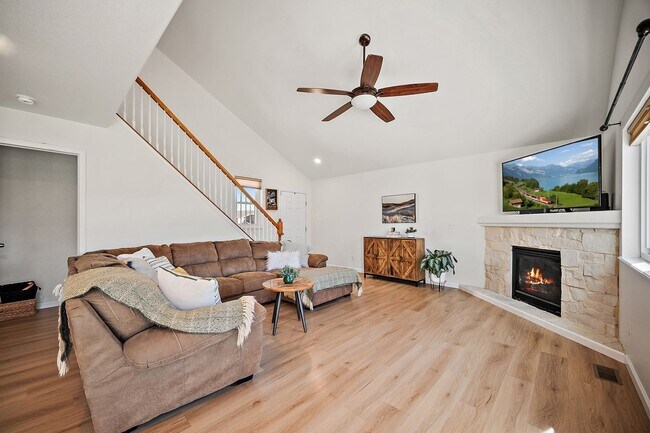Building Photo - Beautiful Recently Renovated 4 Bed 4 Bath Home In Fountain!!!!