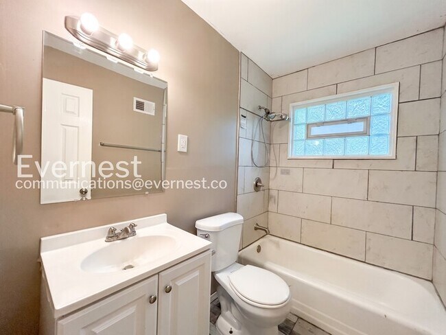 Building Photo - 3 Bed/1 Bath Home with Off-Street Parking / Pet-Friendly / Vouchers Accepted / Available Now!