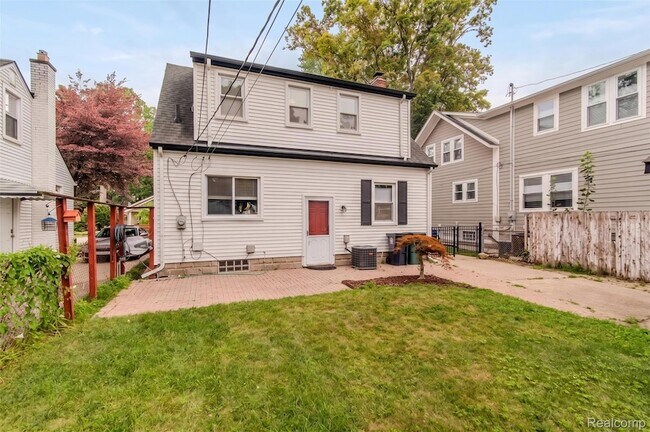 Building Photo - 727 Forest Ave