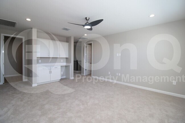 Building Photo - 5976 E Quail Ave