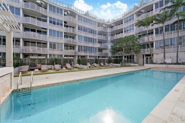 Building Photo - 210 W Park Dr
