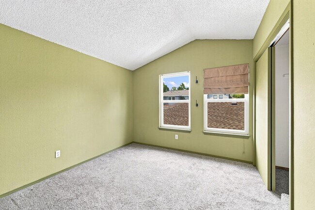 Building Photo - 3 bed, 3 full bath - perfect for roommates!