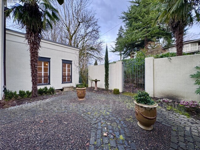 Building Photo - 1980 SW Terrace Dr