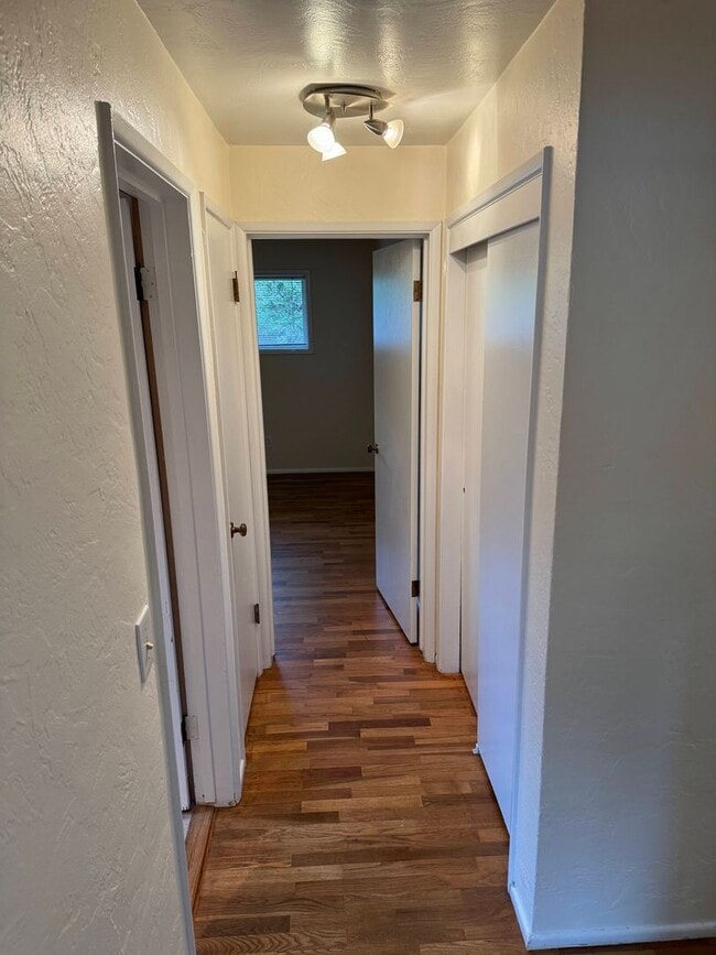 Building Photo - 3+ Bedroom House in Friendly Area
