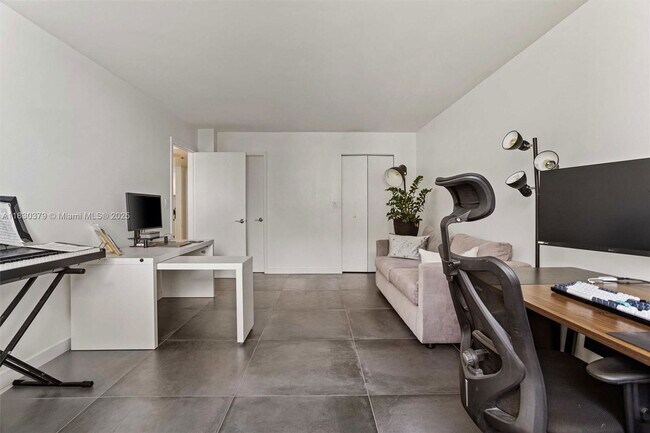 Building Photo - 540 Brickell Key Dr