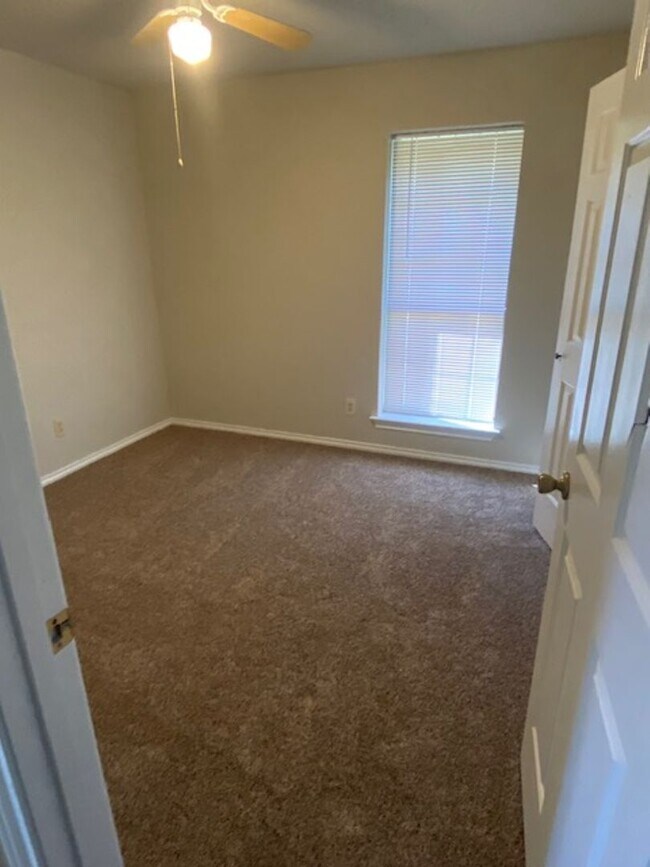 Building Photo - 3 BEDROOM 2 BATHROOM HOUSE IN DENTON