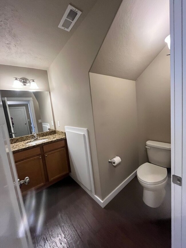 Building Photo - 3 bed 2.5 Bath Condo with 2 car garage