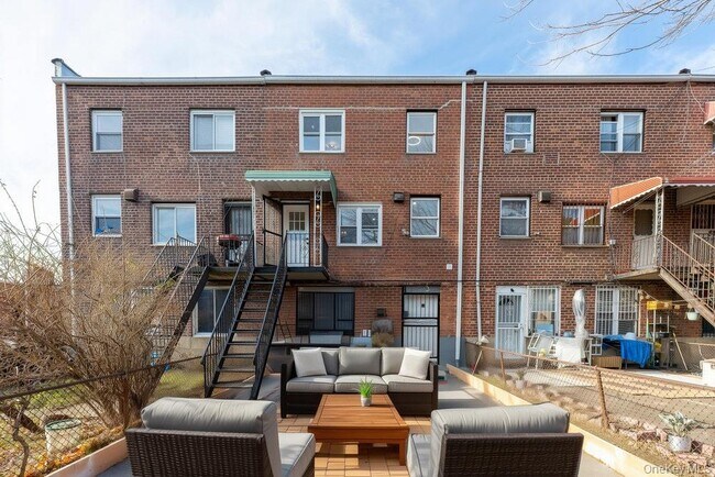 Building Photo - 877 E 55th St