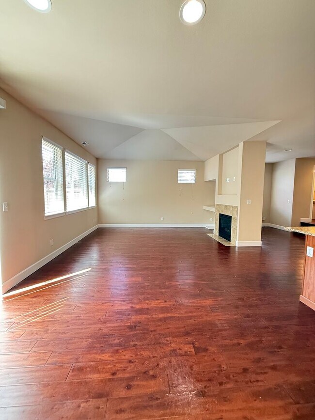 Building Photo - New! 3BD/2.5BTH Modern Townhouse in Greekb...