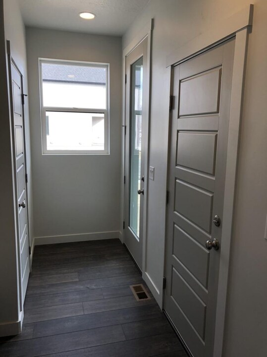 mudroom - 441 W 3200 N