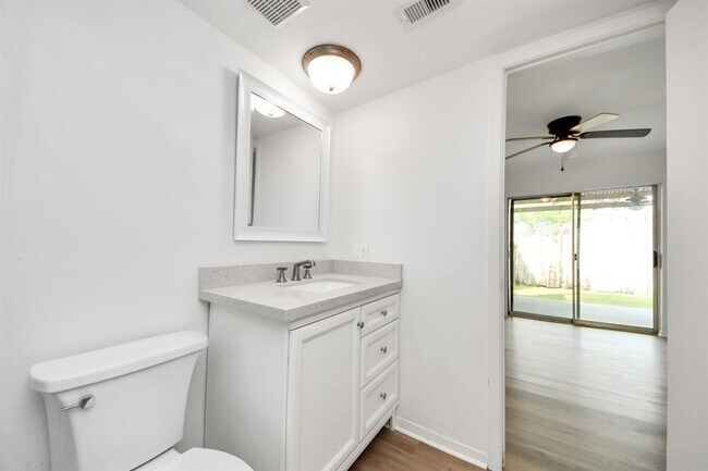 Building Photo - 2207 Bauer Dr