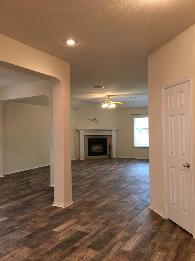 Building Photo - 105 E Great Plains Trail