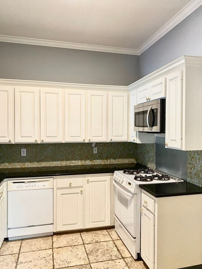 Building Photo - Large 3 bed/ 2.5 bath townhome for rent near the Reservoir!