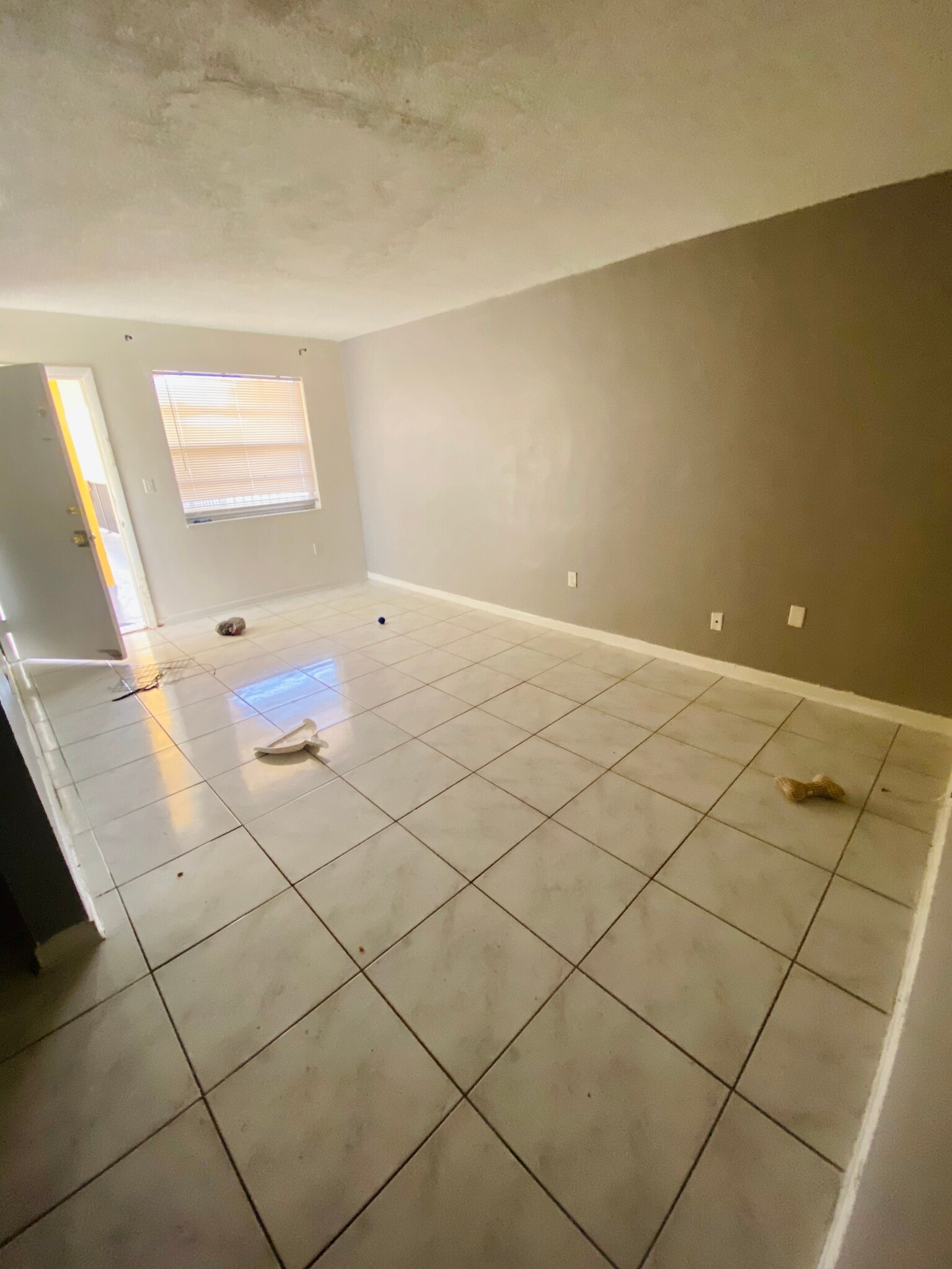 Living room - 13550 NE 10th Ave