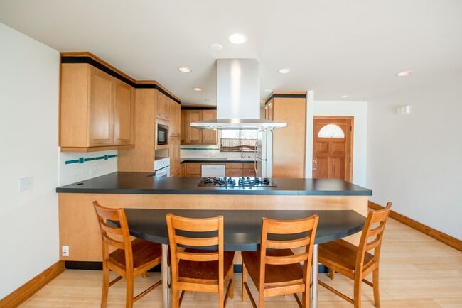 Building Photo - 3 Bedroom Single Family Home in the Brea-O...