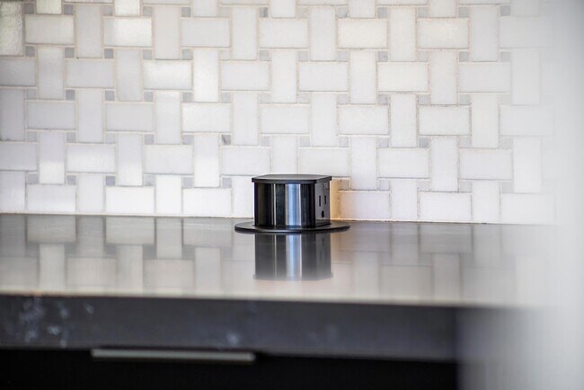 Building Photo - 6587 N Palmeraie Blvd