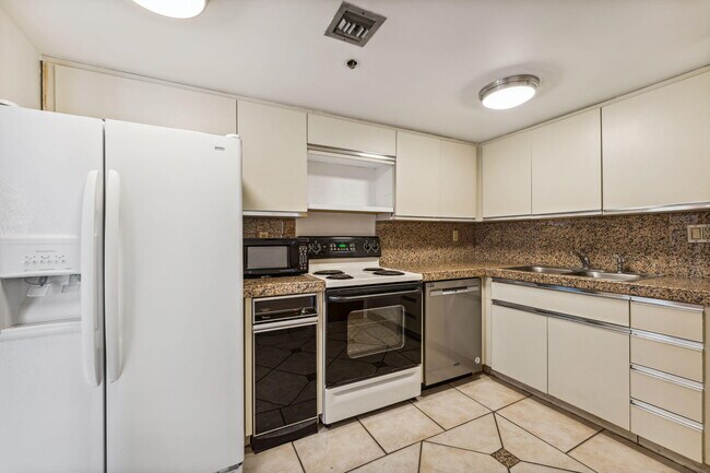 Building Photo - 2025 Brickell Ave