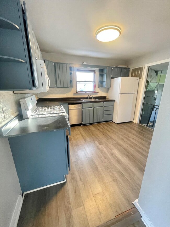 Building Photo - 26 Fairway Dr