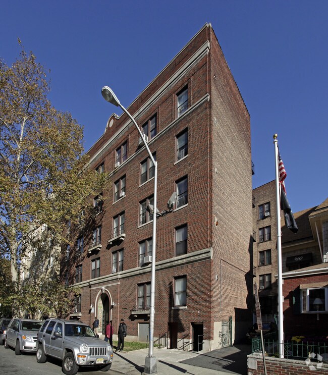 Primary Photo - 32 Gifford Ave