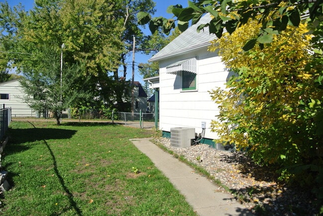 Building Photo - 4 Bedroom House!