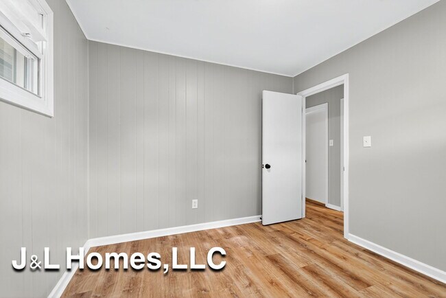 Building Photo - 1655 Westfield Dr N