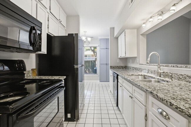 Building Photo - Beautiful Durham 3 Bed Townhome | Minutes from RTP & Southpoint