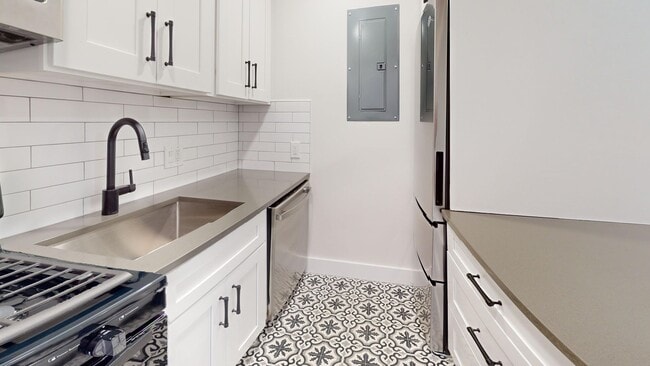 Building Photo - Capitol Hill Studio Apartment-Updated Kitc...