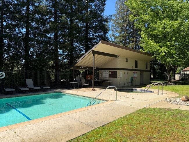 Building Photo - Gorgeous 2 bedroom 2 bath duplex in the trees