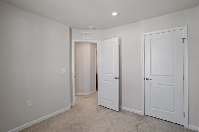 Building Photo - 915 Romeria Dr