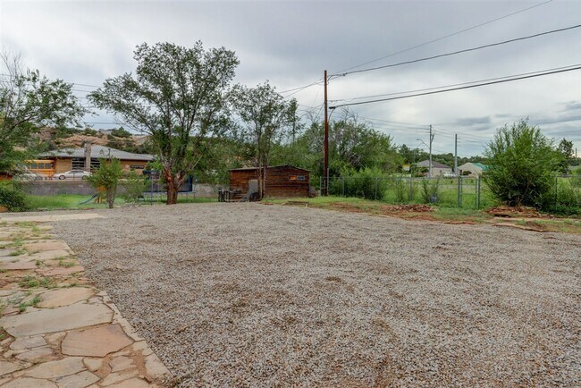 Building Photo - Price reduced. College students welcome in this 4 bedroom home!