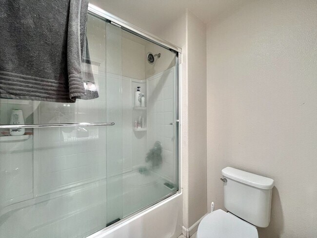 Building Photo - Perfect Family Home in Hollister