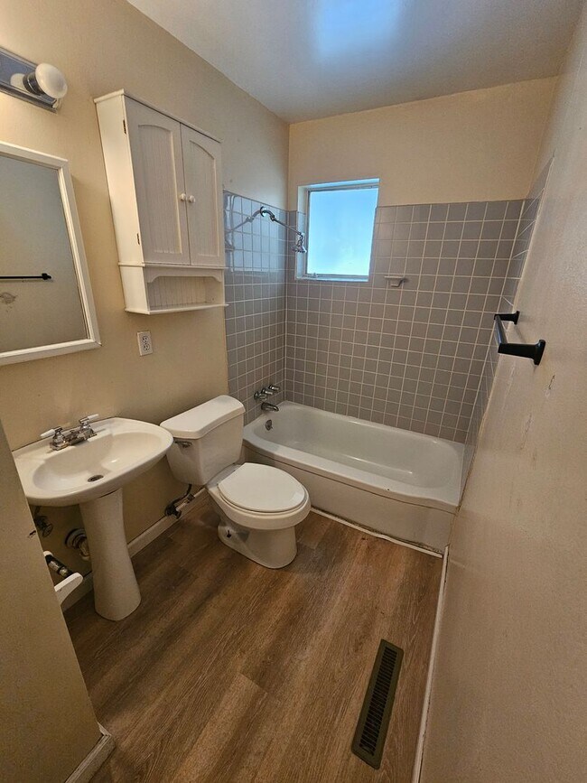 Building Photo - Large 3 bedroom in great location
