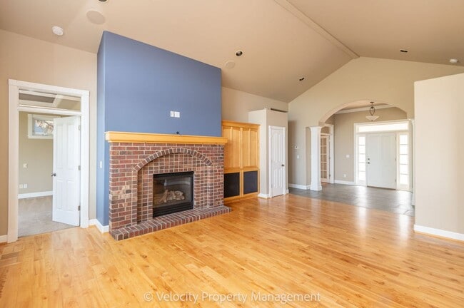 Building Photo - Awbrey Butte Home with Views!